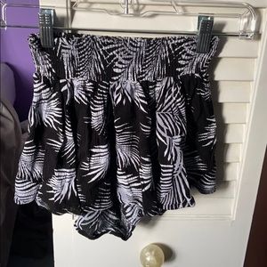Black and white leaf flowy shorts